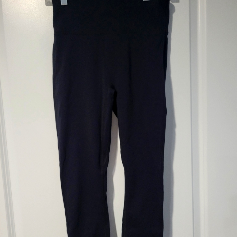 Black cropped athletic fabletics pants. Size Small